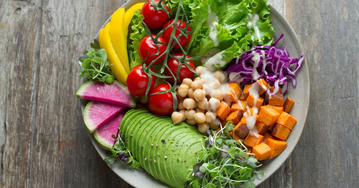Colourful plant-based meal with vegetables and legumes, representing a vegan diet and creatine needs.